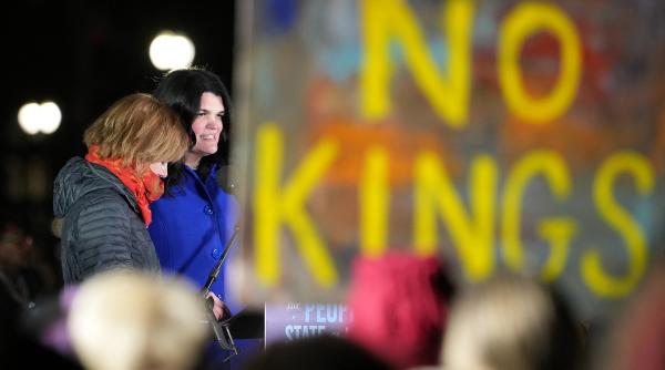 mai multi democrati din congres au absentat de la discursului lui trump si au organizat un contra eveniment