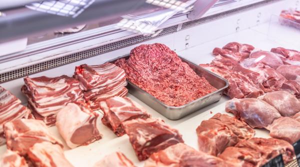 Ministrul Agriculturii vrea să modifice legislaţia: Carnea de porc congelată să nu mai poată fi comercializată drept proaspătă