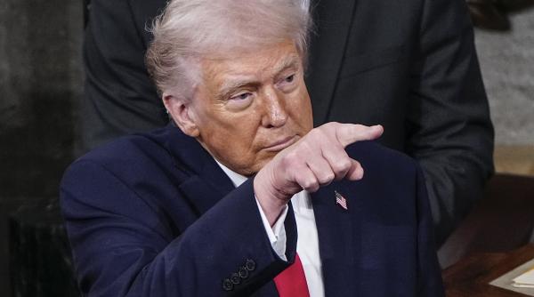 Trump le-a spus judecătorilor Curții Supreme prezenți la discursul său SOTU că au luat o „decizie nefericită” pe tarife