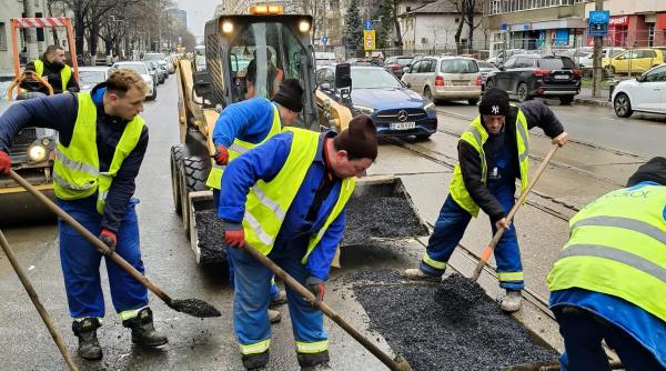 Cum explică Primăria gropile uriașe de pe străzile din București: „Au aruncat cu mii și mii de tone de sare, în neștire”