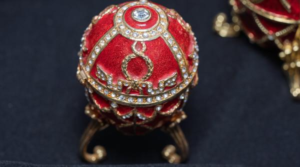 Hoţul care a furat un ou Fabergé și un ceas, în valoare totală de 2,5 milioane de euro, a ajuns în faţa judecătorului