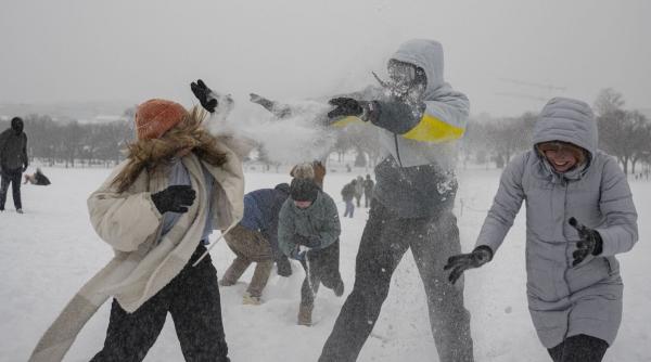 o bataie cu bulgari de zapada a degenerat in new york primarul mamdani in conflict cu politia maine ar putea fi pietre