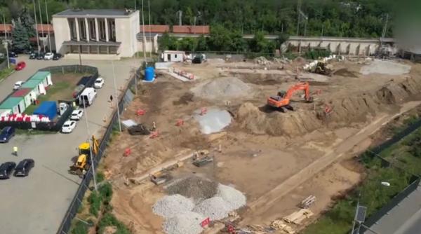 restrictii de circulatie in zona fantana miorita din bucuresti dupa ce s a surpat carosabilul din cauza lucrarilor la metrou