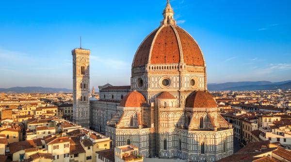 un barbat a ocupat ilegal un bloc din centrul orasului florenta apoi a inceput sa inchirieze apartamentele