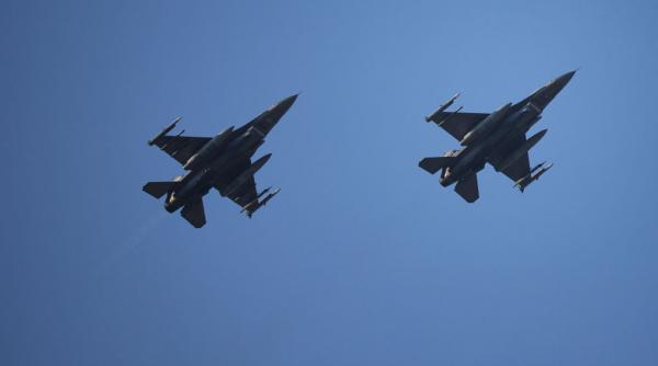 Un fost pilot american de avioane de vânătoare acuzat că a instruit armata chineză a fost arestat în SUA