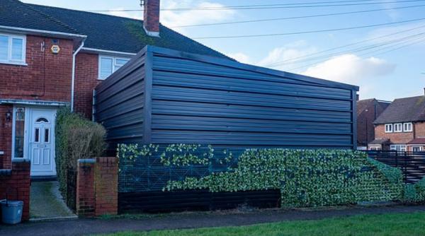 cum si a adus la disperare vecinii un roman din uk cu casa de 685 000 e si a facut garaj din tabla urias si le a blocat ferestrele