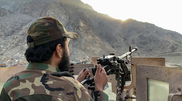 pakistanul declara razboi deschis afganistanului si anunta ca ii va zdrobi pe talibani kabulul si kandaharul au fost bombardate