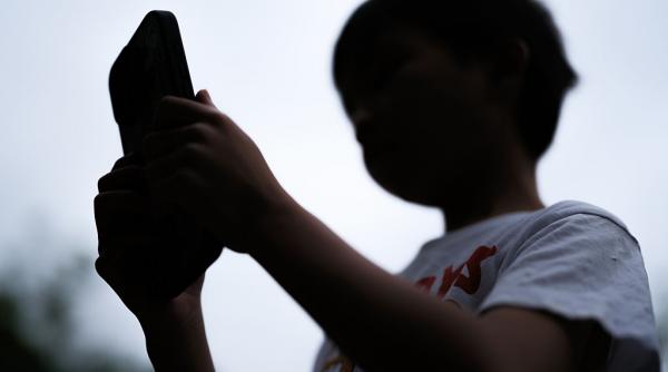 polonia se alatura unui numar tot mai mare de tari care vor interzice accesul copiilor la retele sociale