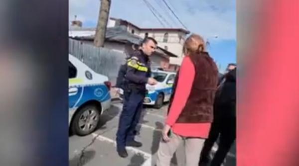 Scandal pe o stradă din Bucureşti, după ce o familie a ocupat ilegal o casă şi a transformat-o într-o groapă de gunoi