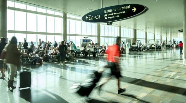 Un aeroport din SUA a anunțat interzicerea pijamalelor, apoi a explicat că a fost o glumă