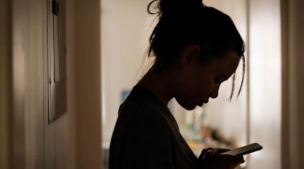 un barbat a intrat in casa peste o femeie si a amenintat o cu moartea ca sa ii aprobe cererea de prietenie pe facebook in dambovita