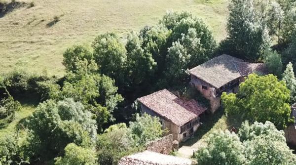un sat intreg din spania se vinde la reduceri cu 380 000 de euro are 10 case un schit si o poveste interesanta