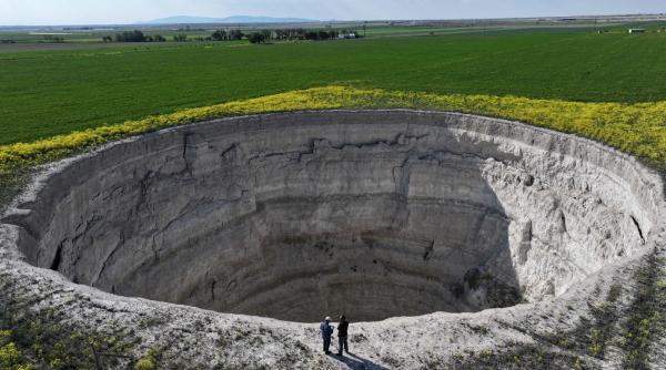 de ce se scufunda pamantul in turcia doar in konya sunt 700 de doline gigantice adanci de zeci de metri traiesc permanent cu frica