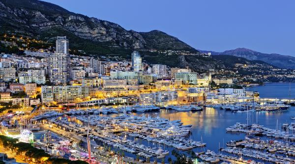 o femeie ofera 50 000 de lire sterline unei persoane care sa o insoteasca la restaurant la teatru si in excursii la monaco