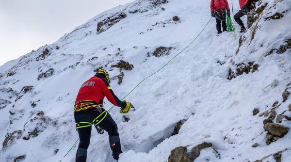Risc crescut de avalanșă în munții Bucegi, Făgăraș, Parâng și Țarcu-Godeanu. Avertismentul salvamontiștilor pentru turiști