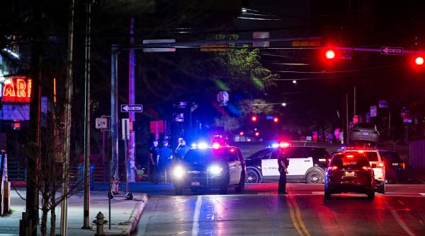 atac armat in masa in texas au fost ucisi trei oameni iar alti 14 sunt raniti fbi suspecteaza ca e vorba de un act terorist