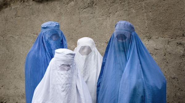 decret socant in afganistan talibanii le permit barbatilor sa isi bata sotiile daca nu le rup oasele sau nu lasa rani deschise