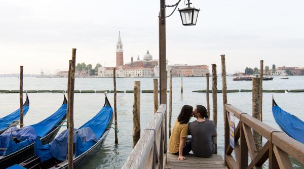 ofiter sub acoperire acuzat ca a folosit bani publici pentru o escapada romantica la venetia iubita lui a povestit ce au facut acolo