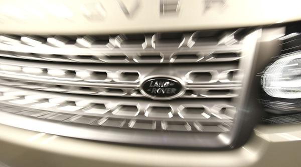 un batran de 81 de ani a platit aproape 3 000 de lire pentru a schimba un bec la masina