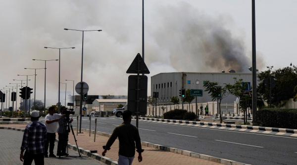 un complex din abu dhabi care gazduia ambasade a fost avariat de fragmente de la drone interceptate