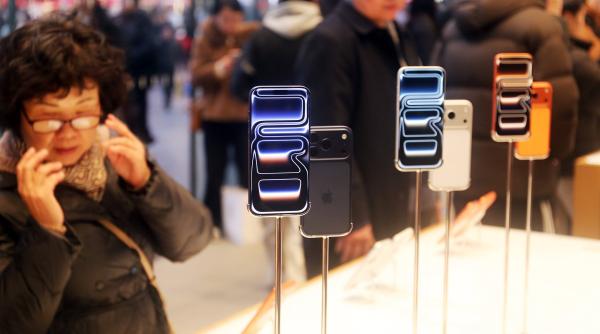 Apple lansează noul iPhone 17e, cel mai ieftin model. Cât va costa un telefon