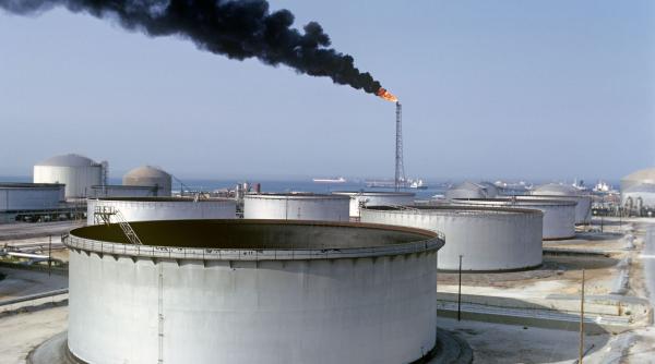 iranul lanseaza primul atac major asupra infrastructurii energetice a golfului cea mai mare rafinarie din arabia saudita inchisa