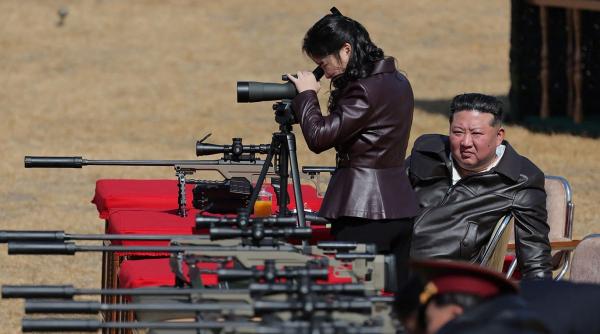 Kim Jong Un și-a dus fiica la trageri cu pușca cu lunetă. Imaginile în care apare Kim Ju Ae ar fi fost manipulate cu AI