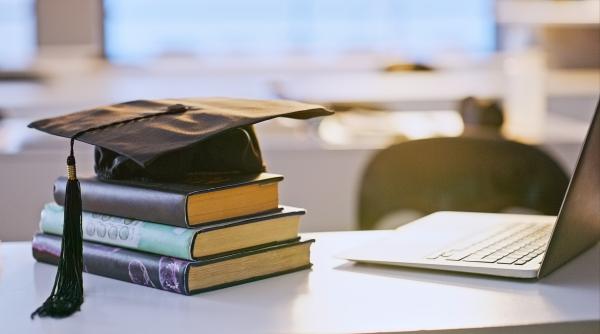 ministerul educatiei va oferi pana la vara 39 000 de burse sociale pentru anumiti studentii ce tineri vor primi 925 de lei pe luna