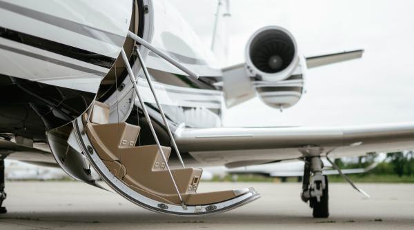 riadul a devenit principala ruta de evacuare pentru bogatii blocati in tarile din golf un zbor spre europa costa si 350 000 de dolari