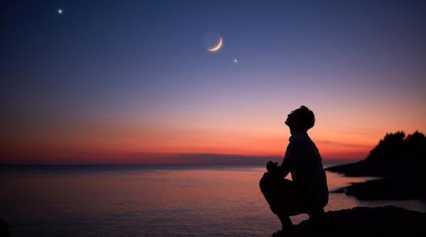 spectacol astronomic rar pe cer venus se intalneste cu saturn in amurg cand si cum pot fi vazute planetele din romania