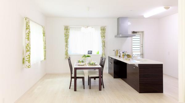 top 5 magazine unde poti gasi cel mai rezistent parchet