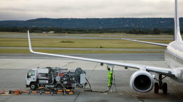 cat consuma un avion de pasageri si ce pret are un litru de kerosen