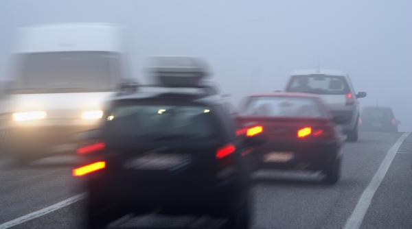 Cod galben de ceaţă în 11 judeţe. ANM: Vizibilitate redusă în trafic din cauza ceţii pe mai multe drumuri din ţară şi polei pe DN 7