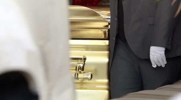 el mencho a fost inmormantat intr un sicriu de aur in timp ce o formatie canta muzica mexicana