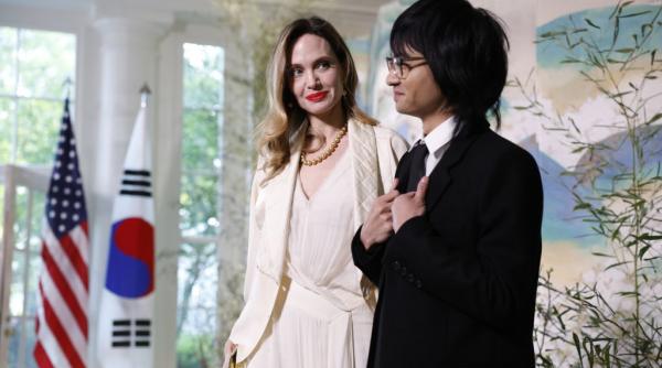 Fiul cel mare al Angelinei Jolie și al lui Brad Pitt, Maddox, a renunţat şi el la numele de familie al tatălui său