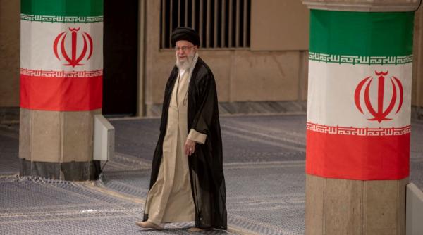 imperiul lui ali khamenei cum a adunat o avere de peste 100 de miliarde de dolari saracindu i pe iranieni si cine o va mosteni
