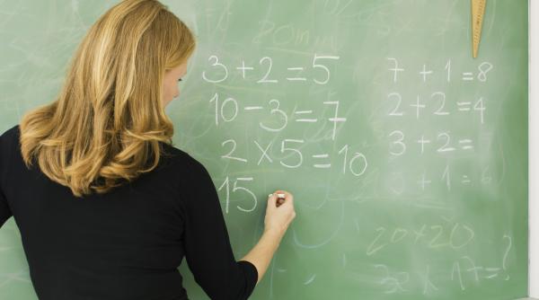 Aproape 400 de profesori au demisionat după "Legea Bolojan", care a modificat structura normelor didactice