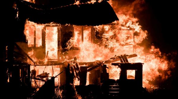 Despăgubiri de peste 200.000 de euro pentru un singur incendiu. De ce rămân totuși românii neasigurați