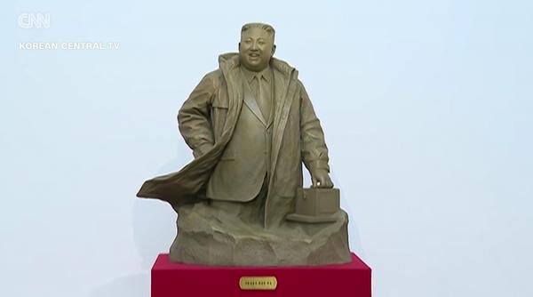 jumatate de kim jong un zambitor cu o mana in buzunarul de la pardesiu prima statuie a liderului nord coreean dezvelita oficial