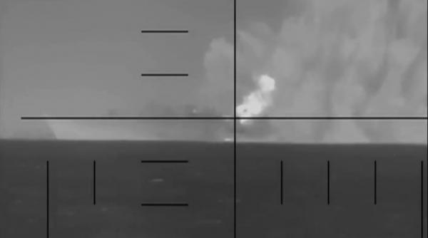 momentul in care un submarin american loveste cu o torpila nava de atac iraniana si o scufunda in oceanul indian