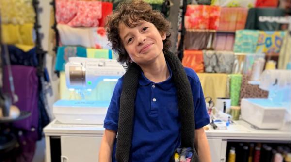 cel mai tanar designer din lume are doar 9 ani si tocmai si a prezentat colectia la saptamana modei de la paris