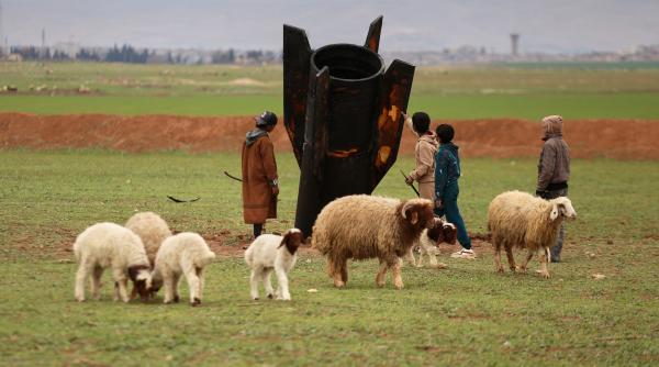 Imagini spectaculoase cu o rachetă iraniană căzută între oi, pe un câmp din Siria. Copiii s-au cățărat pe ea