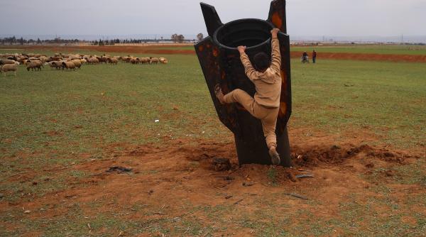 imagini spectaculoase cu o racheta iraniana cazuta pe un camp dintr un sat din siria oile se plimba in jurul ei si copiii se joaca