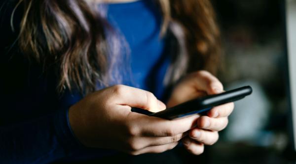 o fata din olt s a amenintat singura pe facebook si a dat vina pe un profesor a sunat la 112 dar lucrurile nu au decurs cum spera