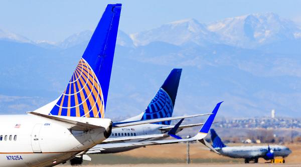 o mare companie aeriana poate acum sa interzica pasagerii care nu poarta casti