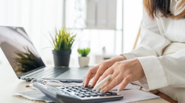 Tinerii care se angajează pentru prima dată primesc 27.000 lei de la stat. Cum se vor acorda banii