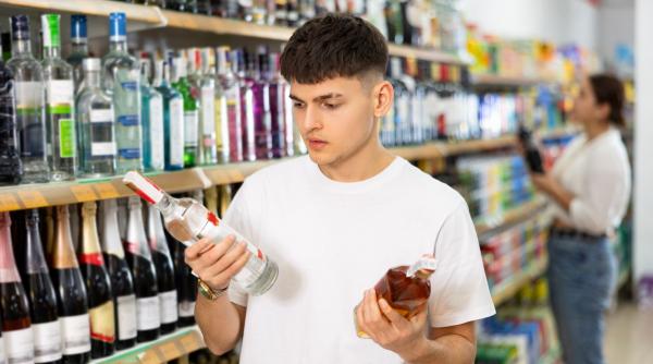 Disperare în Rusia. Votca s-a scumpit brusc și a atins un preț record. Totuși, rușii cumpără mai multe remedii pentru mahmureală