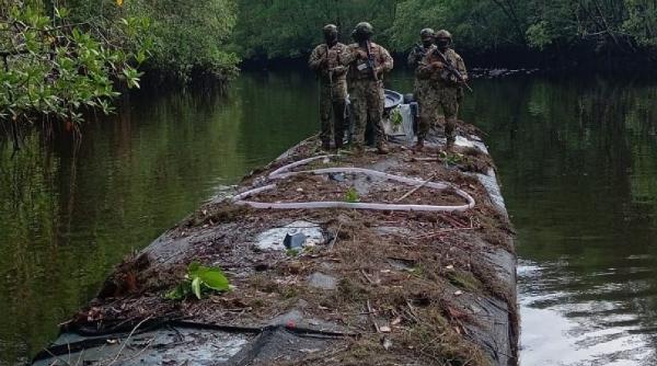 Militarii ecuadorieni au descoperit un „narco-submarin” de 35 de metri ascuns într-o rezervație naturală