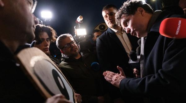 Nicușor Dan a ieşit să discute cu cei care protestau pentru numirile din Justiție. "Am de 100 de ori mai multe informații decât dvs"