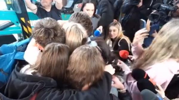 revedere emotionanta cu parintii pe aeroportul otopeni pentru elevii romani blocati in dubai am invins frica